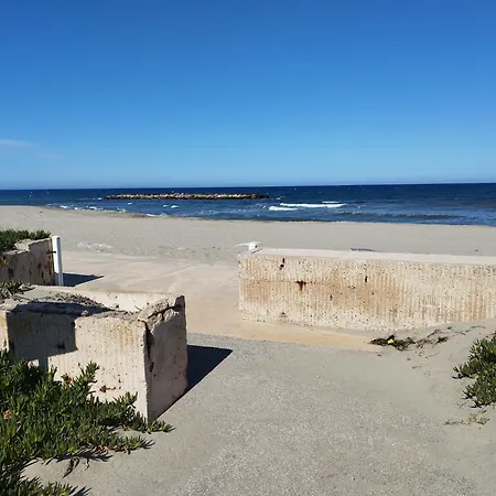 A 2 Pas De La לה ברקרה